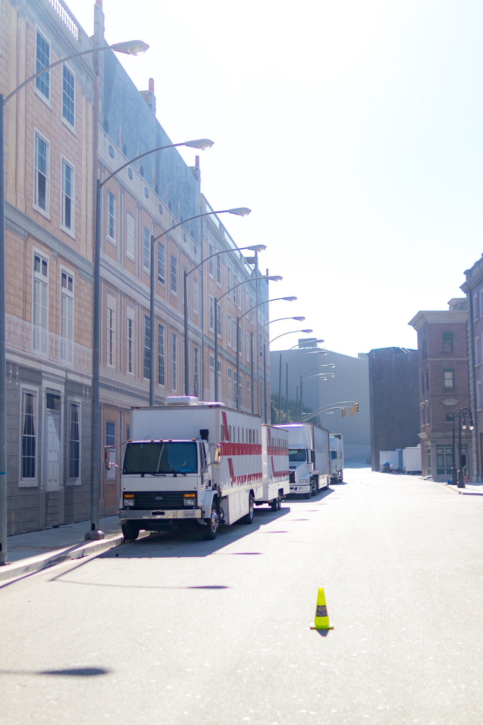 세트장 - 저 벽은 실제 건물이 아니라 그림이다