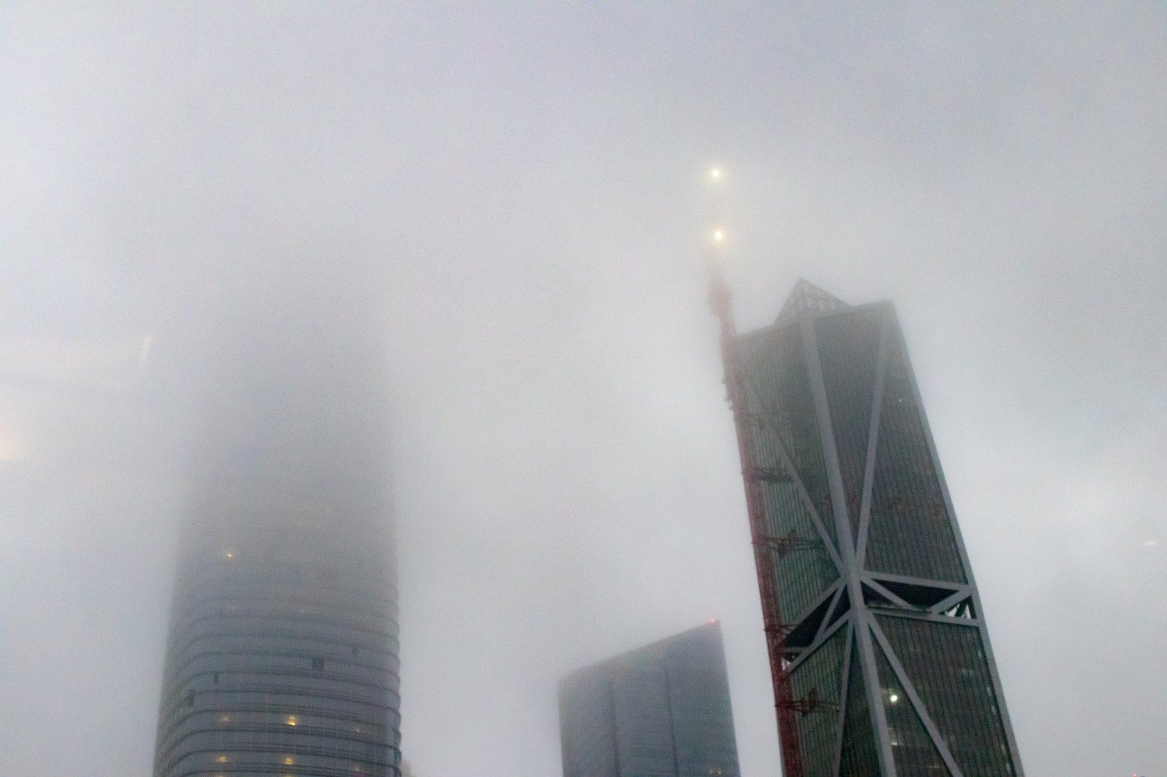 안개가 자욱하게 낀 SF